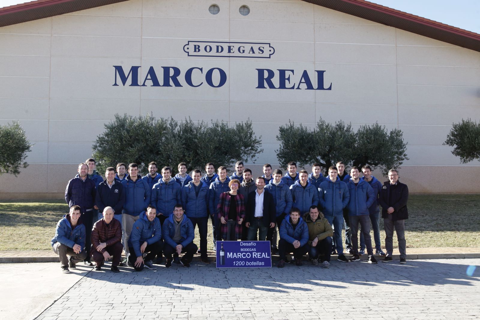 Foto de familia en la bodega Marco Real