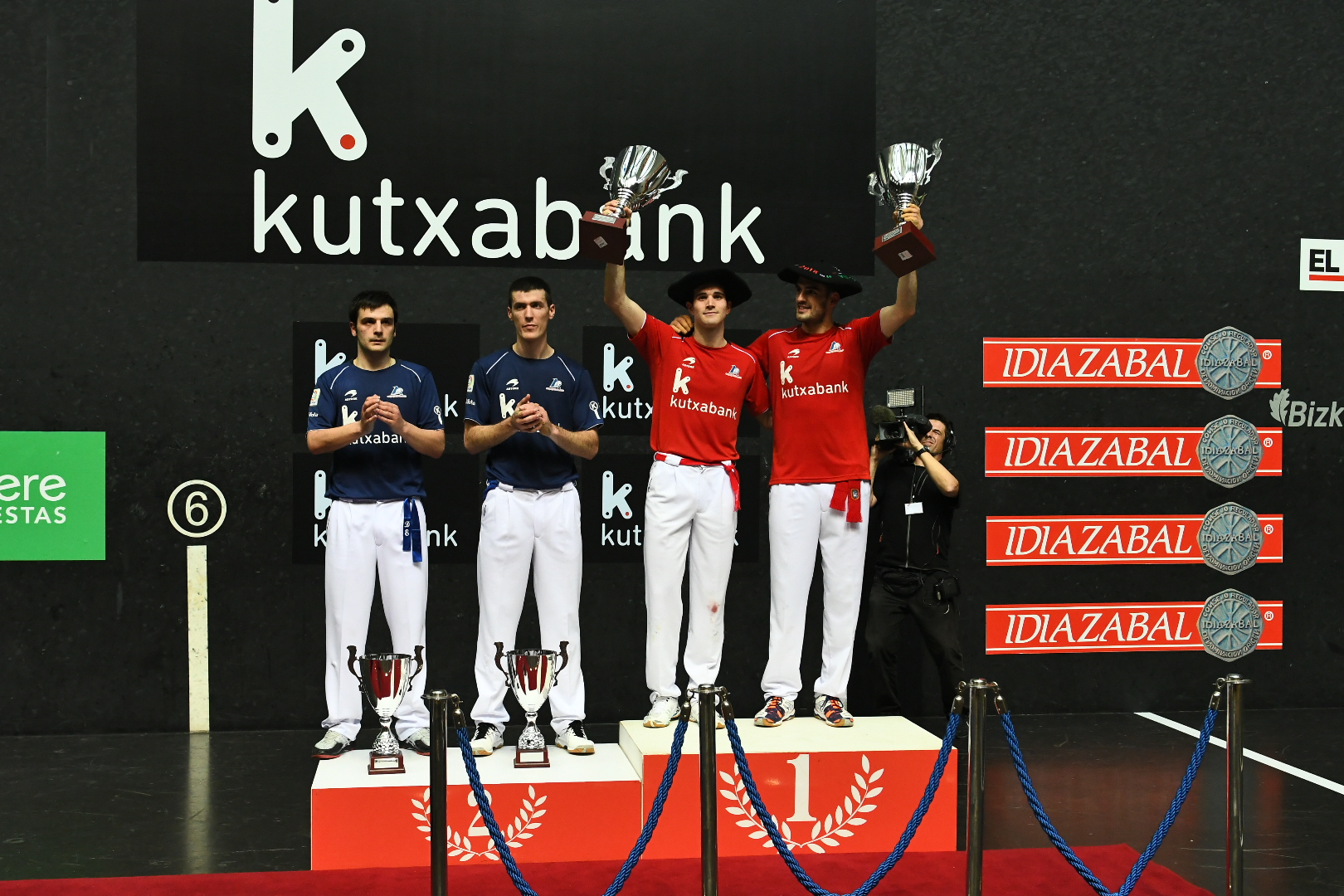 Ezkurdia y Zabaleta en el podio con el trofeo y la txapela
