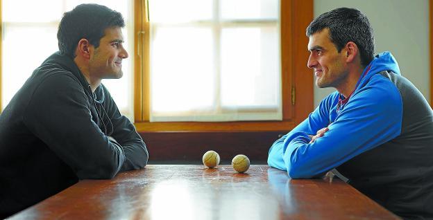 José Javier Zabaleta y Joseba Ezkurdia se miran intentando contener la sonrisa en la sociedad de Arbizu