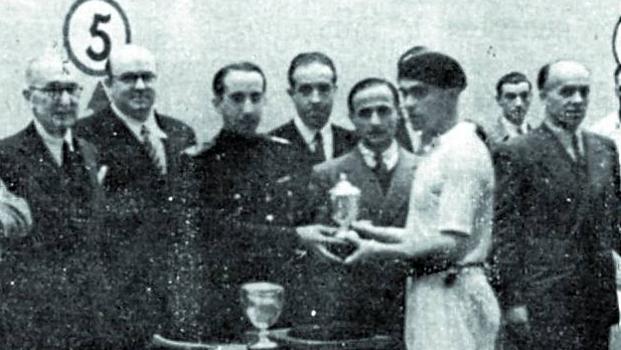 Atano III. El azkoitiarra recoge el trofeo de su último título, el de 1946