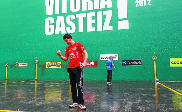 Jokin Altuna prueba una pelota ayer en el Ogueta de Gasteiz. Detrás, Aimar Olaizola