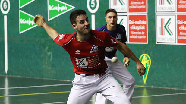 Darío Gómez consiguió el tercer puesto en el Cuatro y Medio de Segunda. El riojano venció ayer en Tolosa a Peio Etxeberria por 22-11
