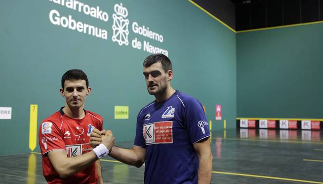 Jokin Altuna y Joseba Ezkurdia simulan echar un pulso tras la elección de material para la final del Cuatro y Medio del domingo en el Navarra Arena.