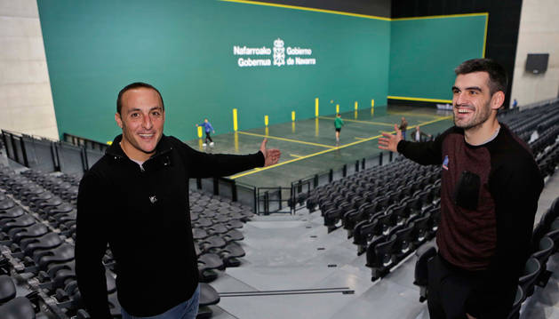 Juan Martínez de Irujo, hombre de confianza de Ezkurdia, y Joseba Ezkurdia, nos invitan a pasar al Navarra Arena.
