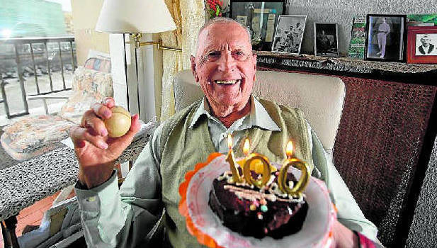 Miguel Gallastegi, en su domicilio de Donostia, a unas pocas horas de cumplir los 100 años, el pasado mes de febrero