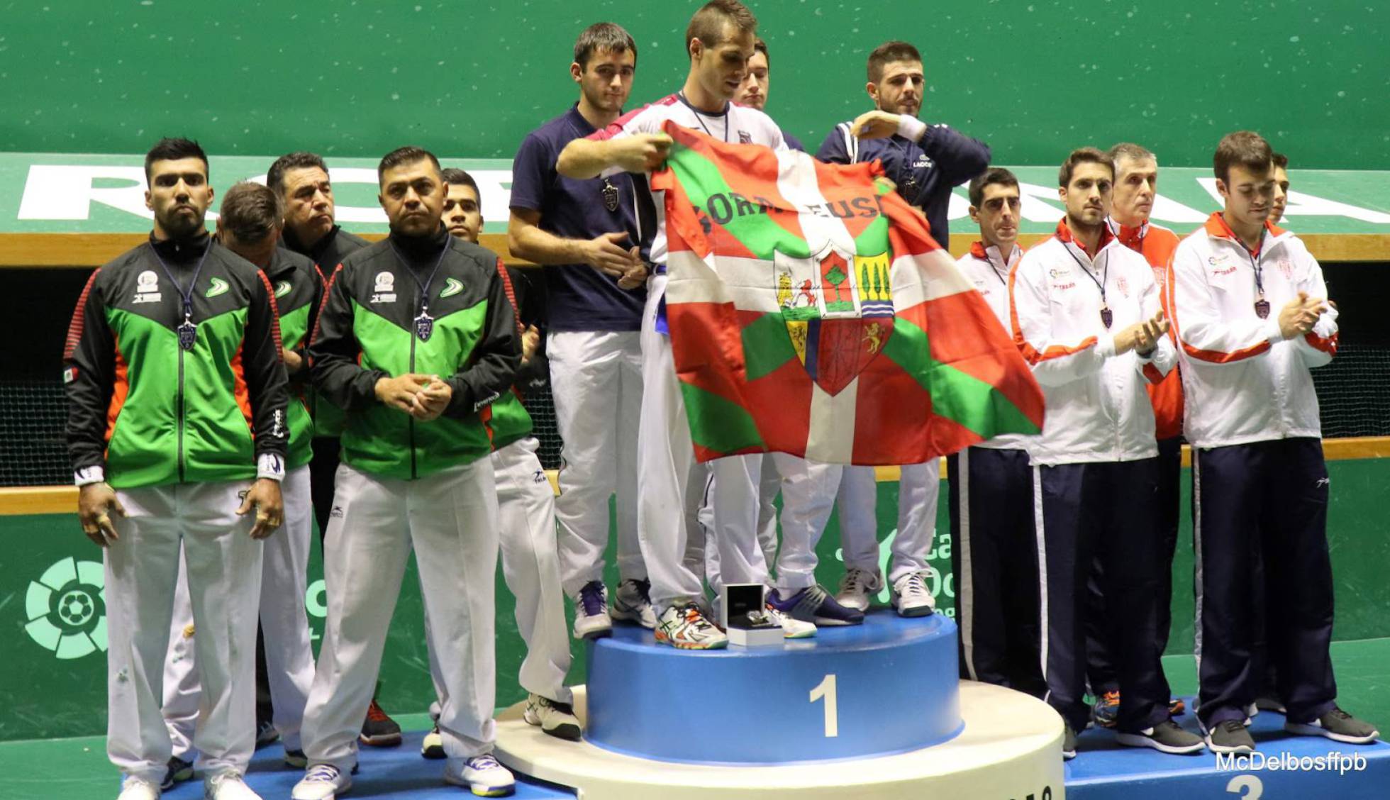 Bixintxo Bilbao muestra una ikurriña en el Mundial de Pelota vasca, en octubre de 2018