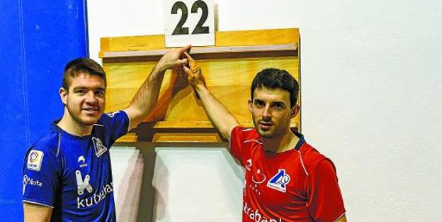 Iker Irribarria y Jokin Altuna señalan el cartón 22 ayer en el Astelena de Eibar, donde se enfrentan mañana