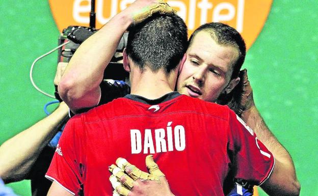 Elordi abraza al vencedor Darío tras la derrota