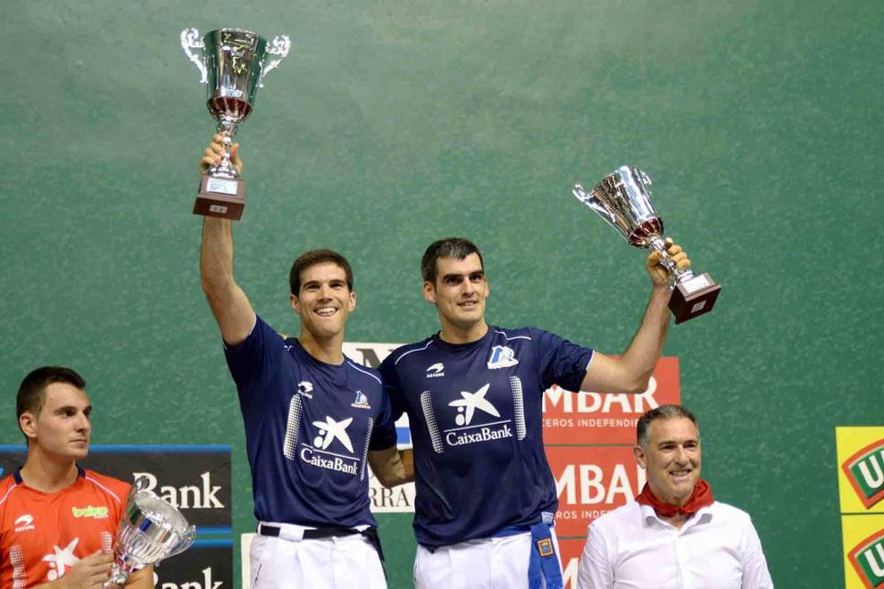 Joseba Ezkurdia y José Javier Zabaleta posan con los trofeos del campeonato de San Fermín