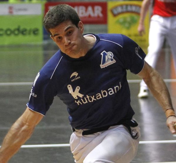 José Javier Zabaleta restando una pelota durante un partido