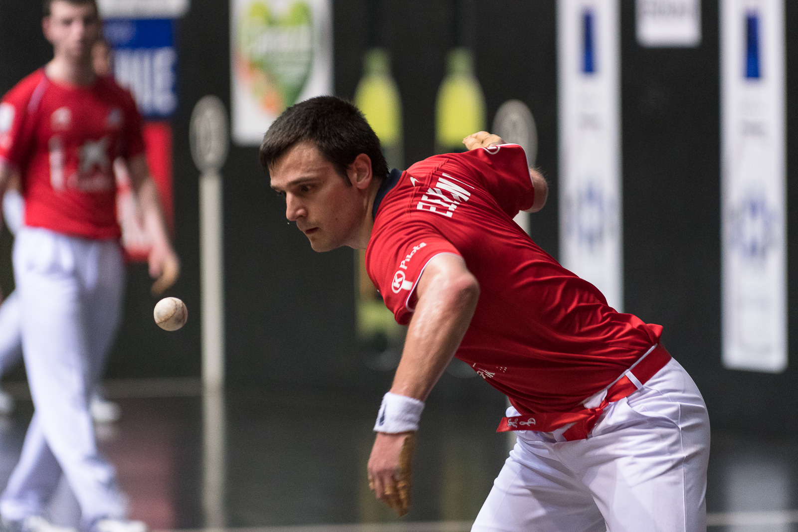 Elezkano II golpea la pelota con Martija al fondo