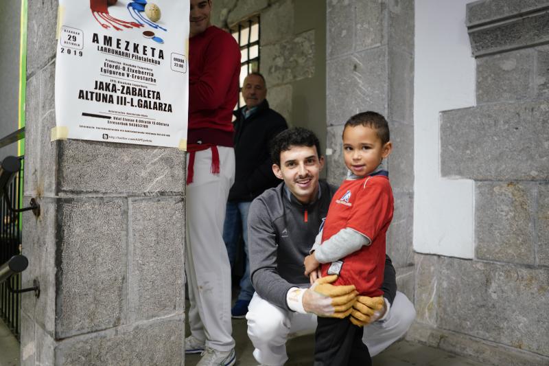 Jokin Altuna, sonriente junto a un niño ayer a la entrada del frontón Larrunarri de Amezketa
