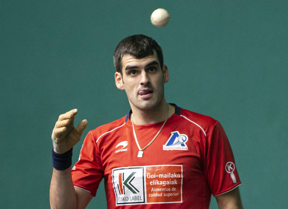 Joseba Ezkurdia prueba una pelota durante la elección del Labrit. No le gustaron las pelotas