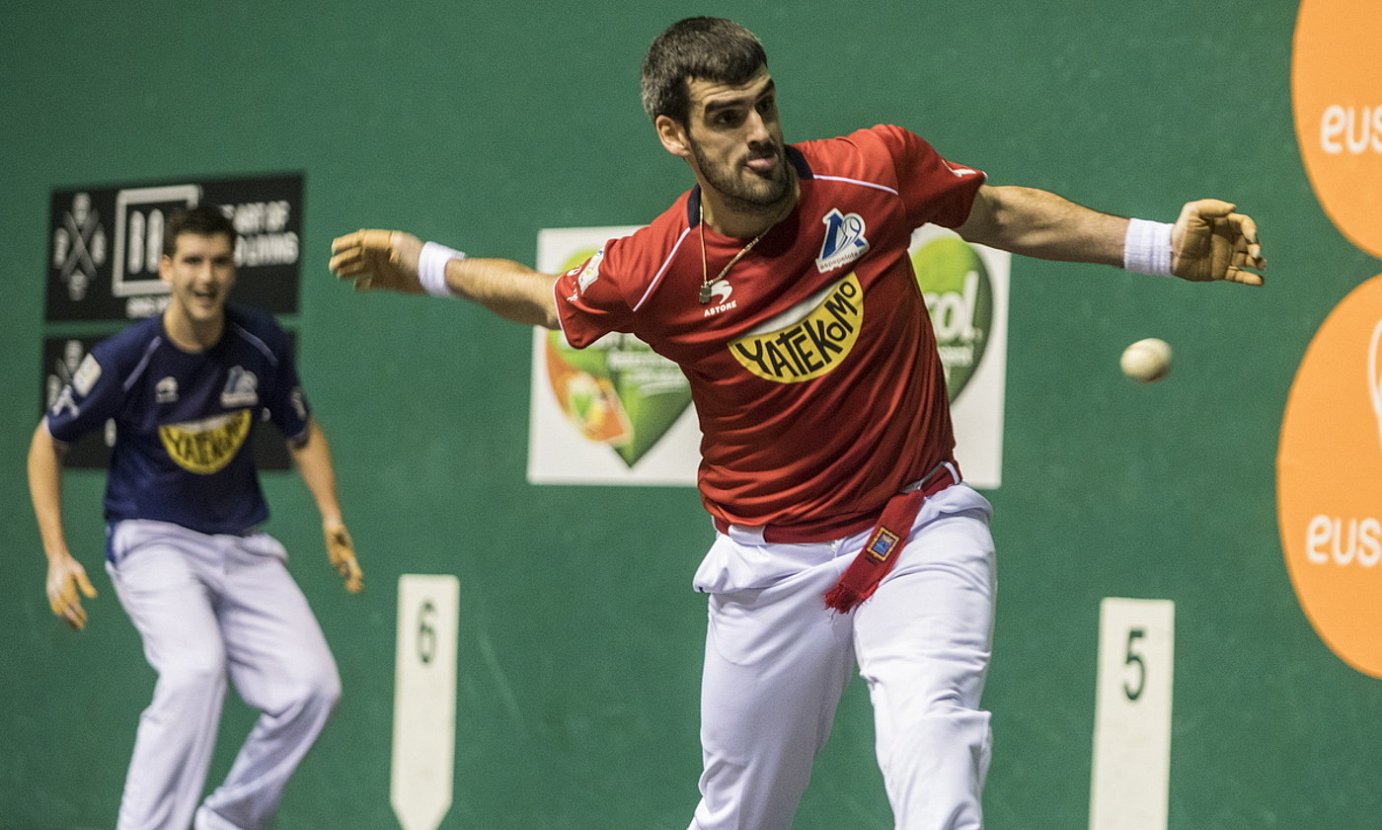 Joseba Ezkurdia, pilota jotzear, eta Ladis Galarza, hari begira, atzo, Labriten