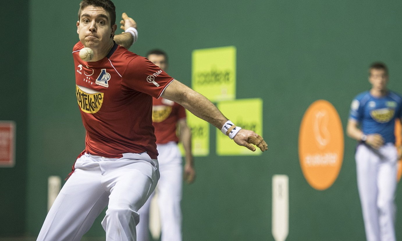 Iker Irribarria pilota jotzen, atzo.