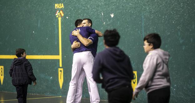 Zabala y Pedro Ruiz se abrazan en un choque anterior