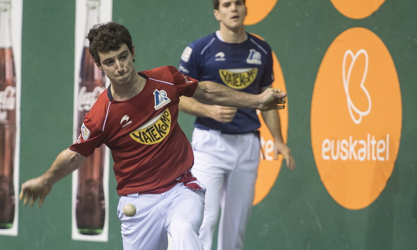 Julen Martija pilota jotzen, atzean Jose Javier Zabaleta duela