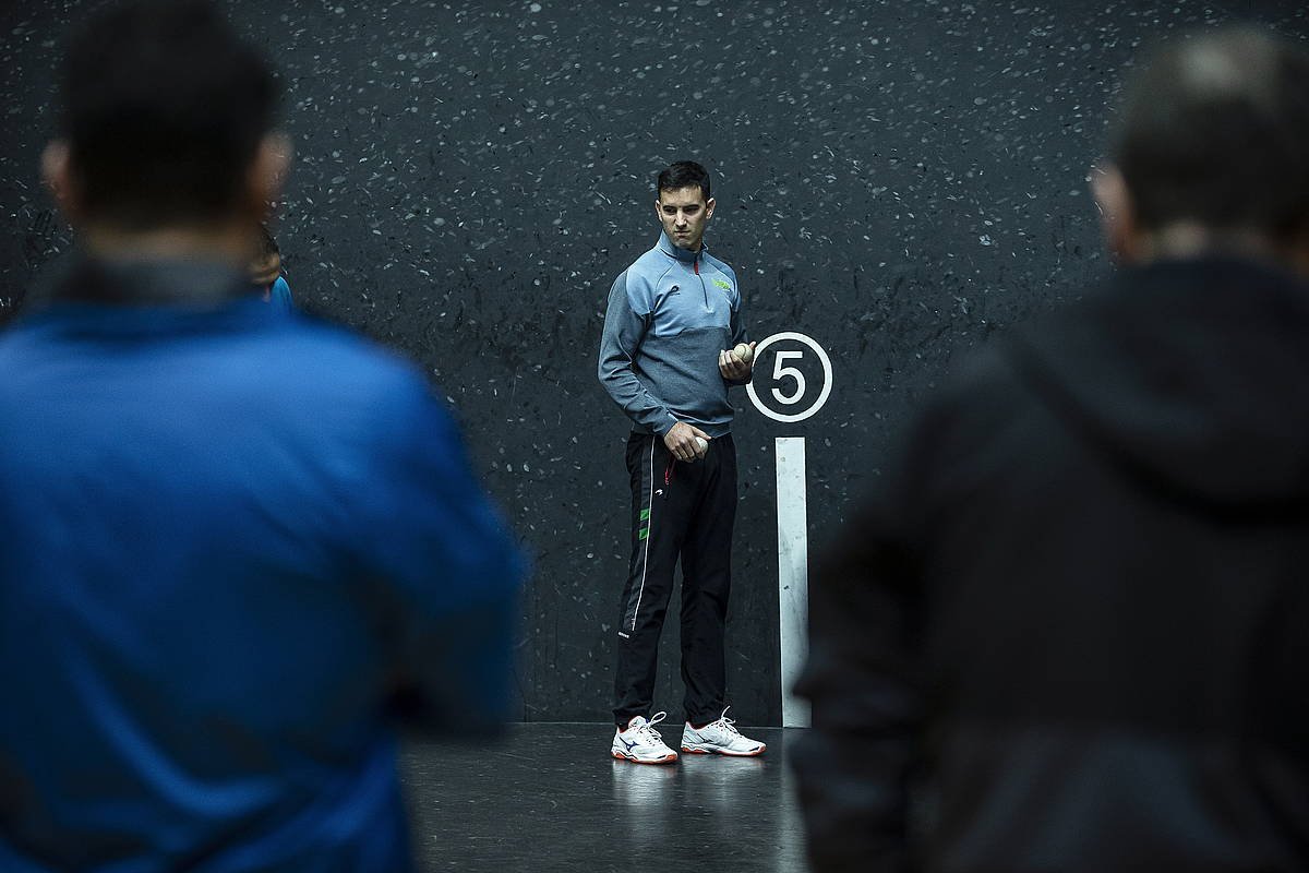 Mikel Urrutikoetxea, atzo, Bizkaia pilotalekuan egin zuten material aukeraketan