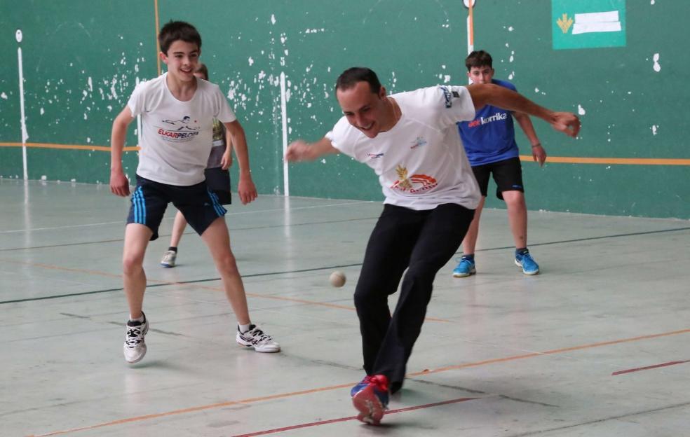 Juan Martínez de Irujo busca la pelota durante unpartidillo con sus alumnos de la escuela de Imarkoain