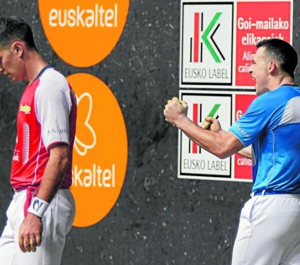 Erik Jaka celebra la victoria en el frontón Bizkaia ante Mikel Urrutikoetxea NotGip