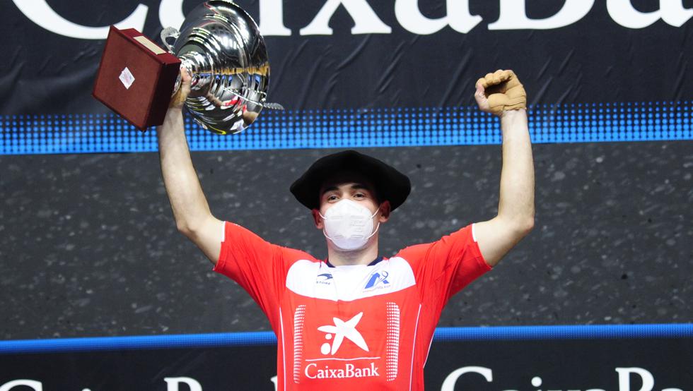 Erik Jaka levanta el trofeo con la txapela del Manomanista sobre su cabeza