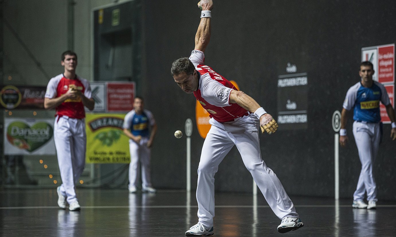 Aimar Olaizola, atzo, pilota jotzen, atzean Beñat Rezusta duela