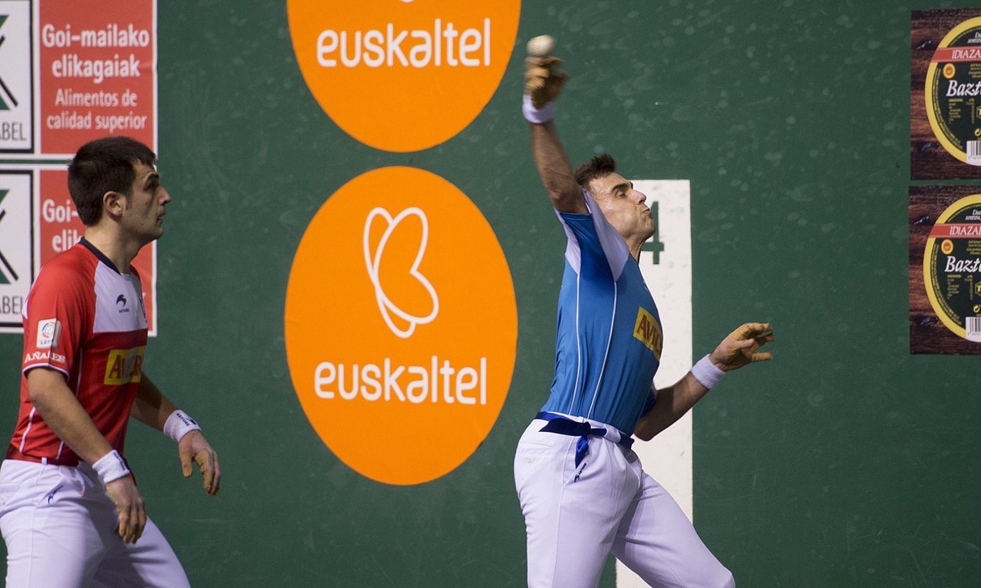 Peña II.a erremate bat egin nahian, alboan Elezkano II.a duela, atzoko partidan.