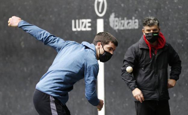 Rezusta se dispone a golpear la pelota con la zurda ante José Ángel Balanza, Gorostiza, ayer en la elección del Bizkaia de Bilbao.