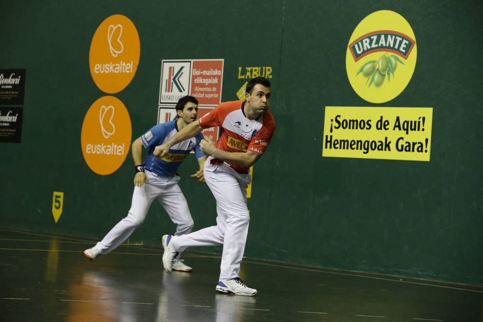 Erik Jaka ataca a la pelota en presencia de Jokin Altuna en el partido de ayer en Urdúliz