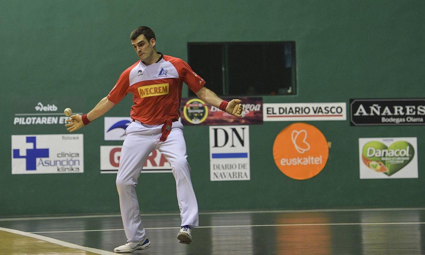 Joseba Ezkurdia pilota jotzen artxiboko irudi batean