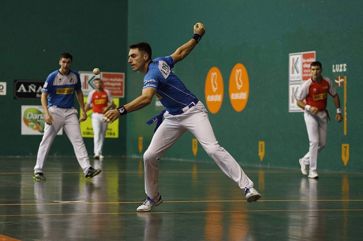 Peio Etxeberria sake bat egiten, gaur, Zarautzen