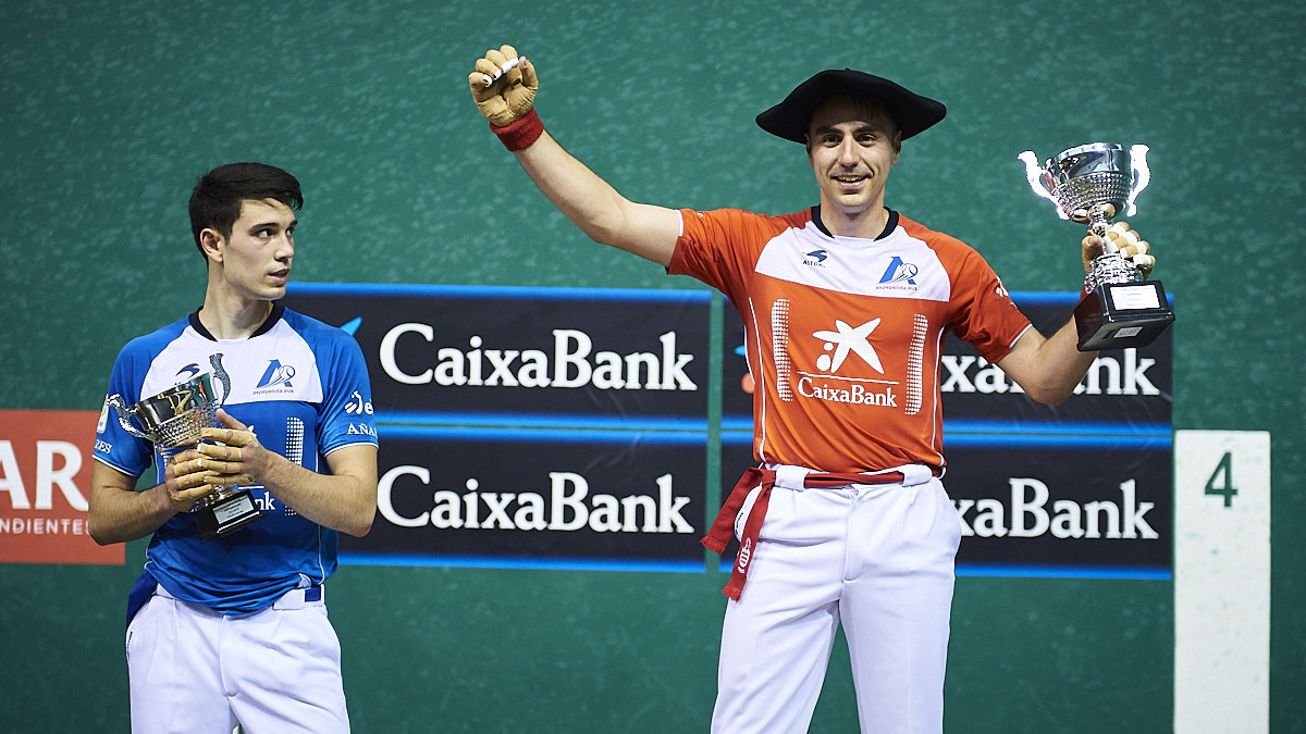 Peio Etxeberria con la txapela en la final manomanista de Segunda en el Labrit