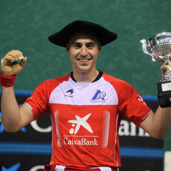 Peio Etxeberria, con la txapela y el trofeo que le acredita como campeón manomanista de Promoción