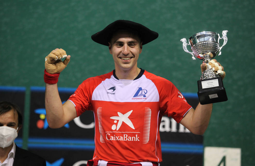 Peio Etxeberria, con la txapela y el trofeo que le acredita como campeón manomanista de Promoción