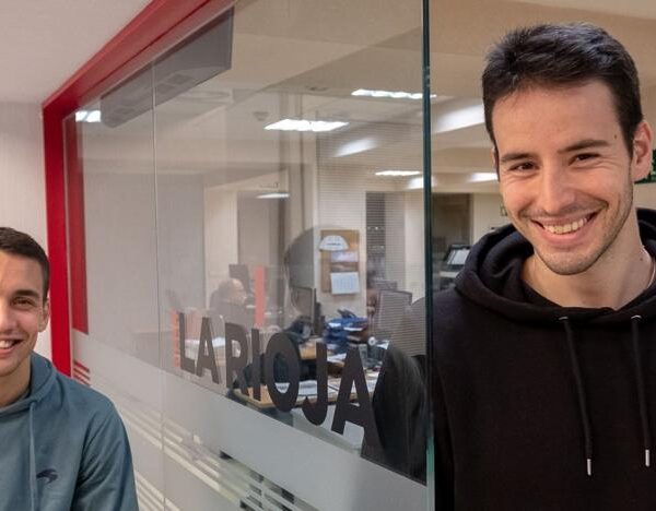 Preparados. Javier Zabala y Darío Gómez sonríen en su visita a las instalaciones de Diario LA RIOJA