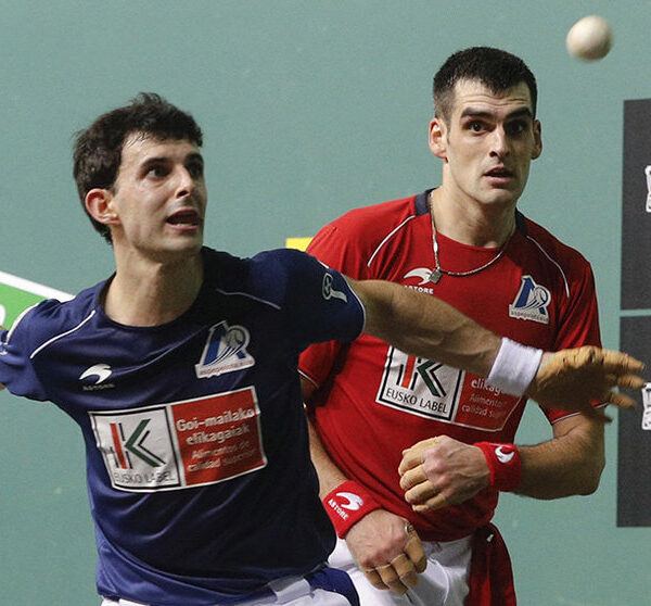 Jokin Altuna y Joseba Ezkurdia en la final del Cuatro y medio jugada en el frontón Navarra Arena de Pamplona