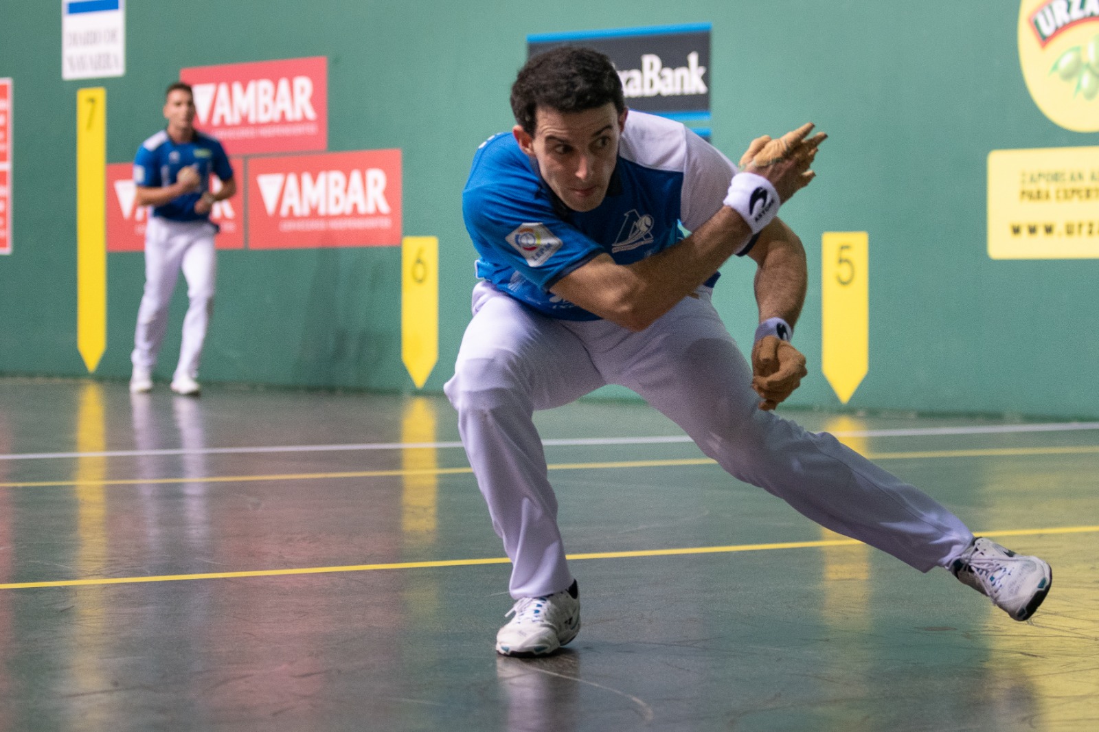 Altuna III golpeando