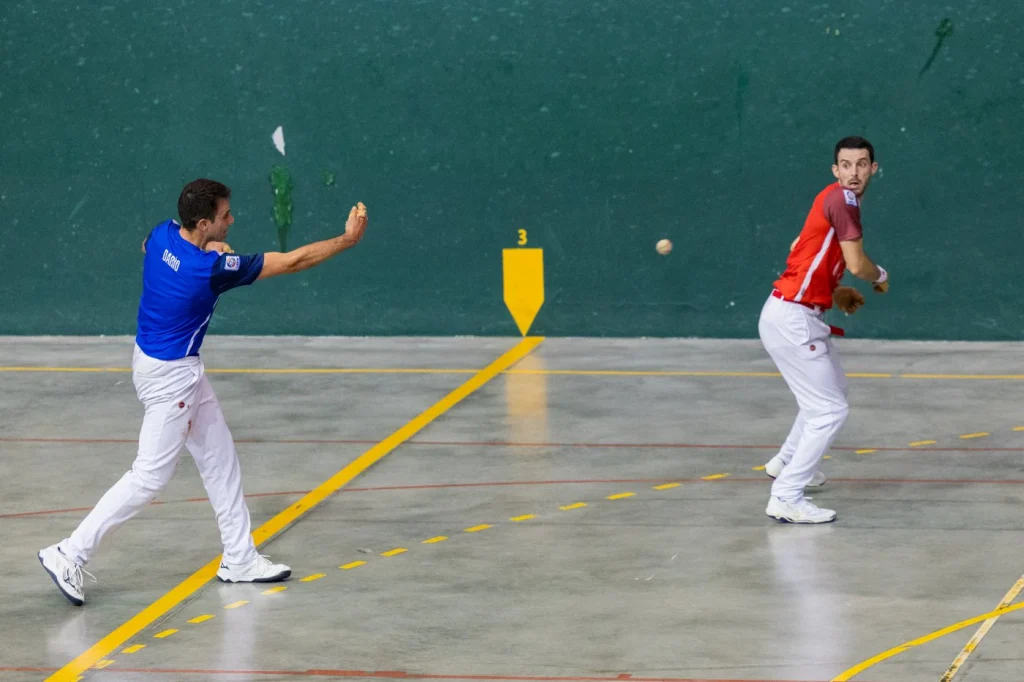 Darío Gómez golpea la pelota ante la atenta mirada de Altuna III