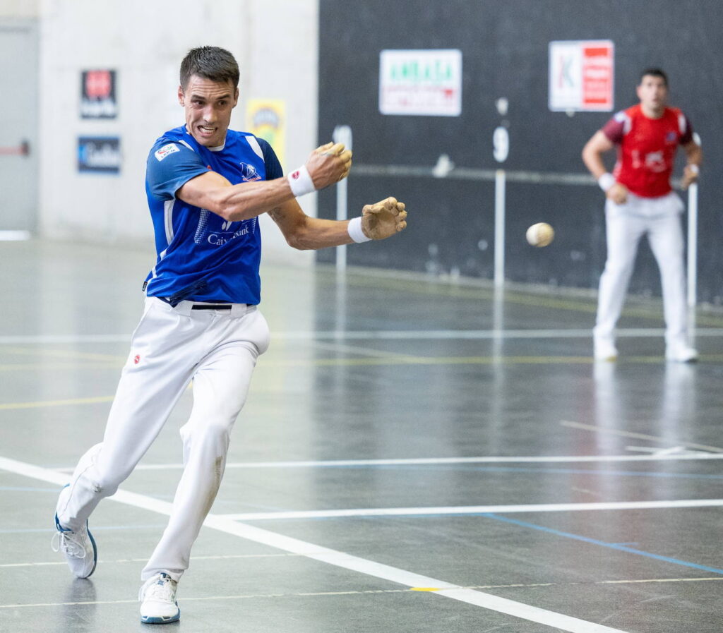 Zabala golpea la pelota