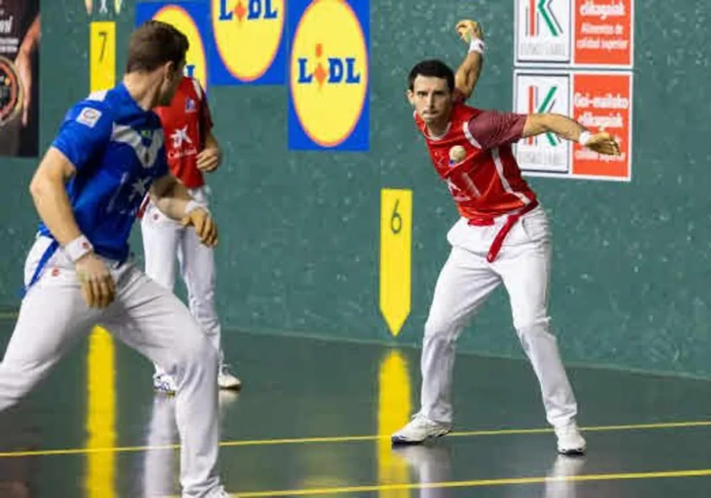 Altuna se prepara para golpear la pelota