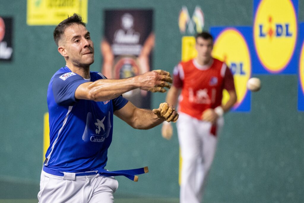 Darío golpea la pelota, el pasado 21 de septiembre en el Adarraga