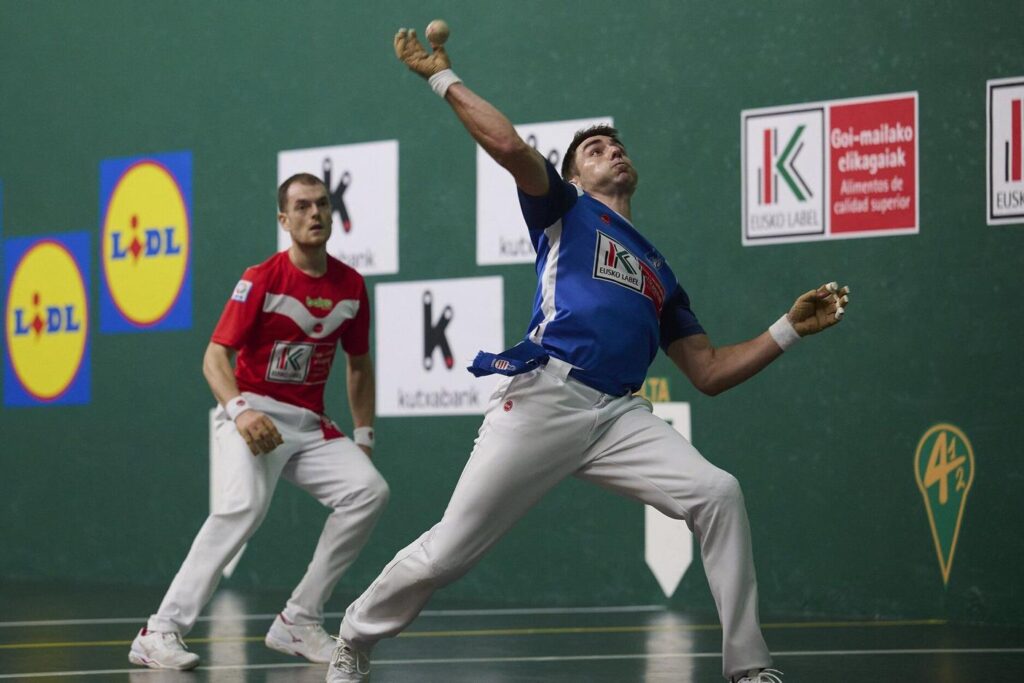 Peio Etxeberria se impone a Unai Laso en la segunda jornada de la liguilla de cuartos de final del Cuatro y Medio en el Labrit