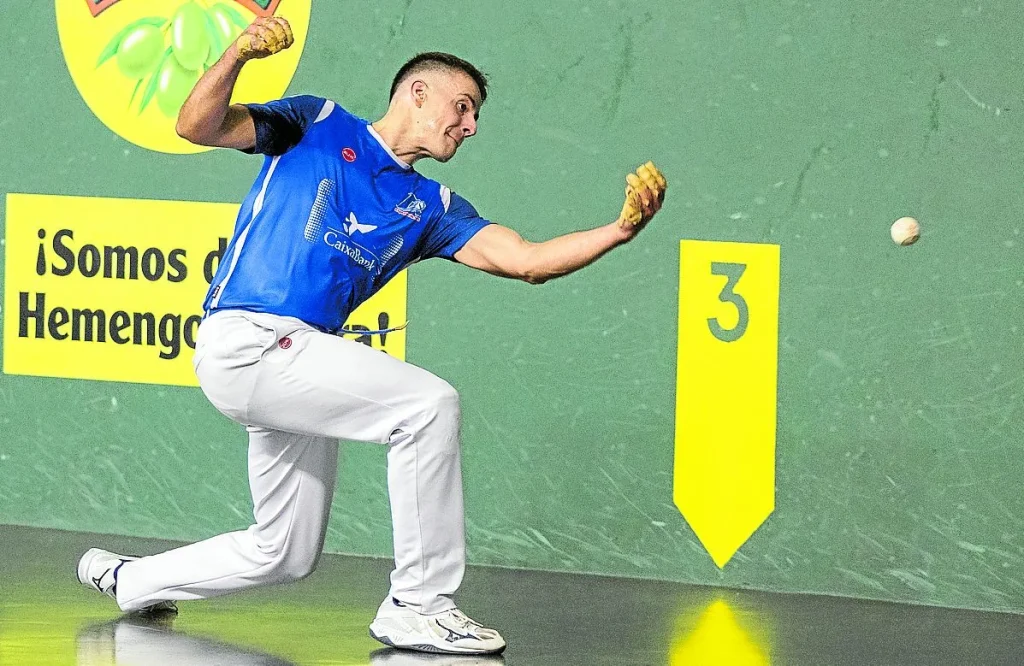 Darío Gómez lleva una pelota con la zurda. Sonia Tercero