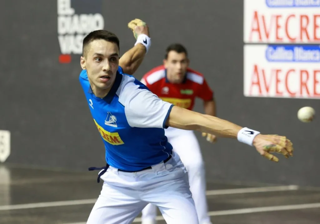 Zabala devuelve una pelota con Jaka al fondo