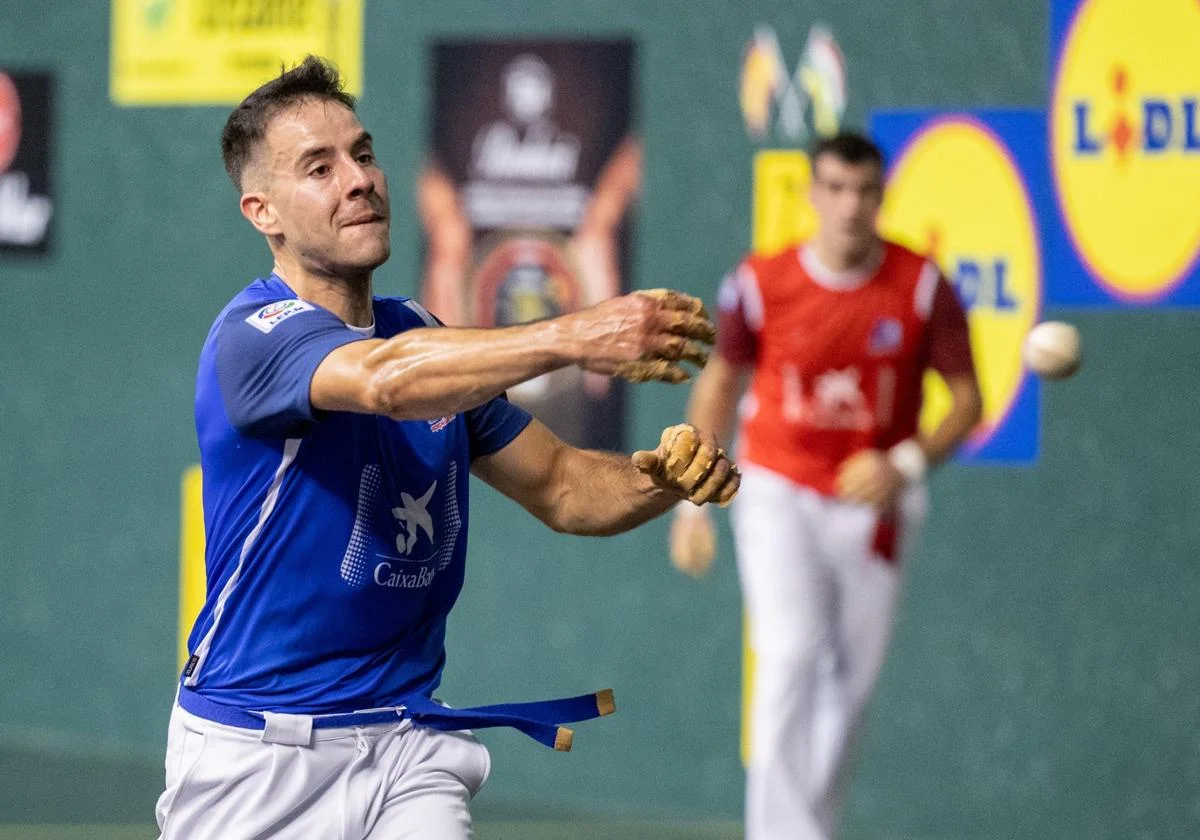 Darío golpea le pelota con su derecha