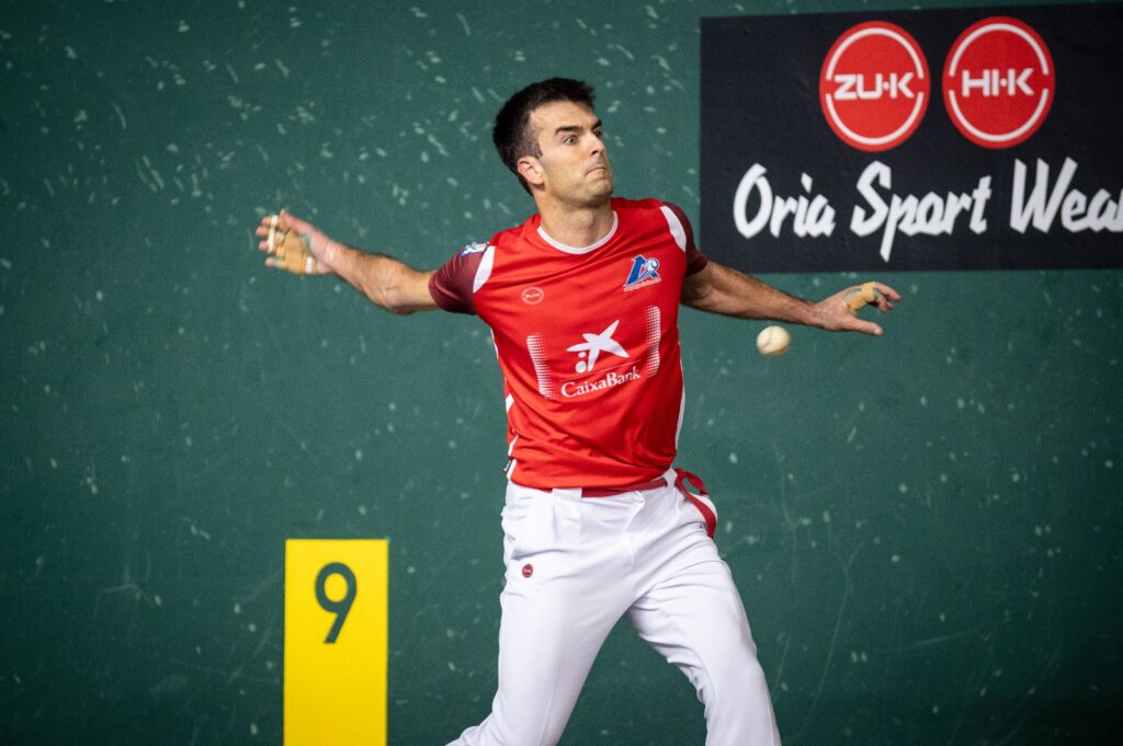 Bikuña golpea una pelota