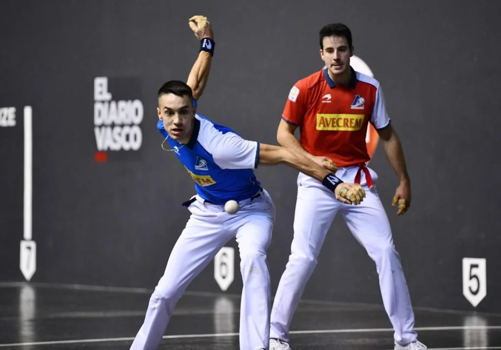 Zabala prepara su golpe ante la mirada de Darío en un partido en San Sebastián